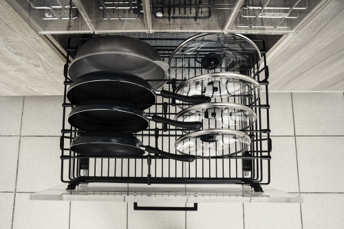 Корзина выкатная UMM для хранения сковородок и крышек, в нижнюю базу 800мм, на направляющих с доводчиком,черный (15.09.05.4.1.1)